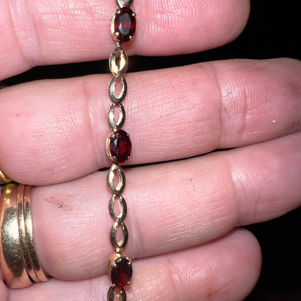10 KT GOLD CHAIN WIRH GARNETS